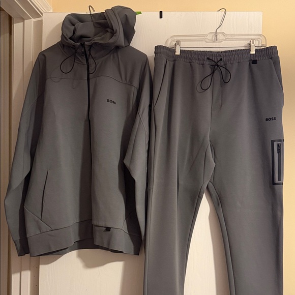 Men’s Boss Charcoal Hoodie and Joggers Ensemble - Picture 8 of 8